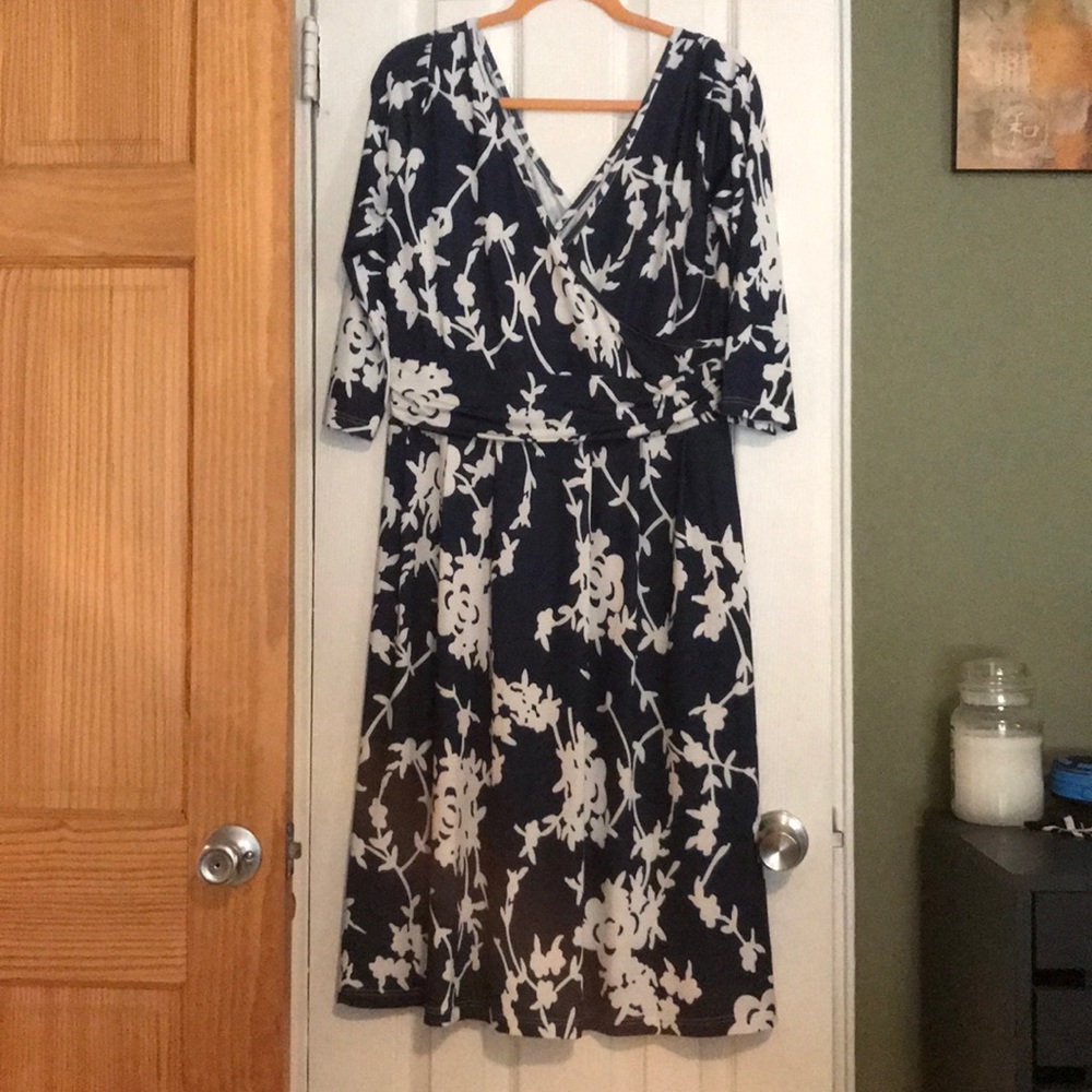 Blue and white pattern 3/4 sleeve dress.